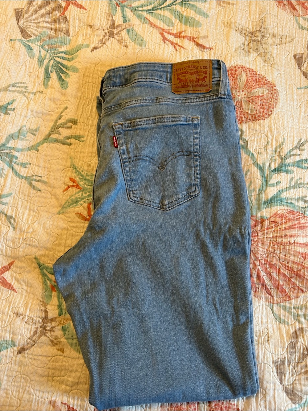 Levi's Women's Light Wash 725 bootcut Jeans